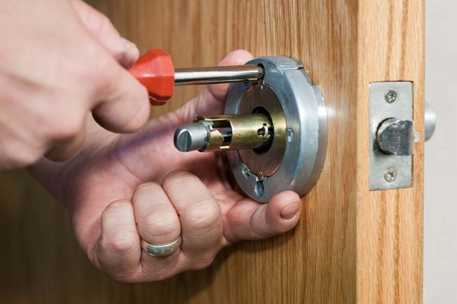 locksmith-working