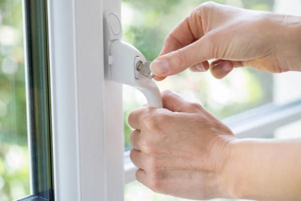 blog_common-ways-burglars-break-in_lock-windows_grande